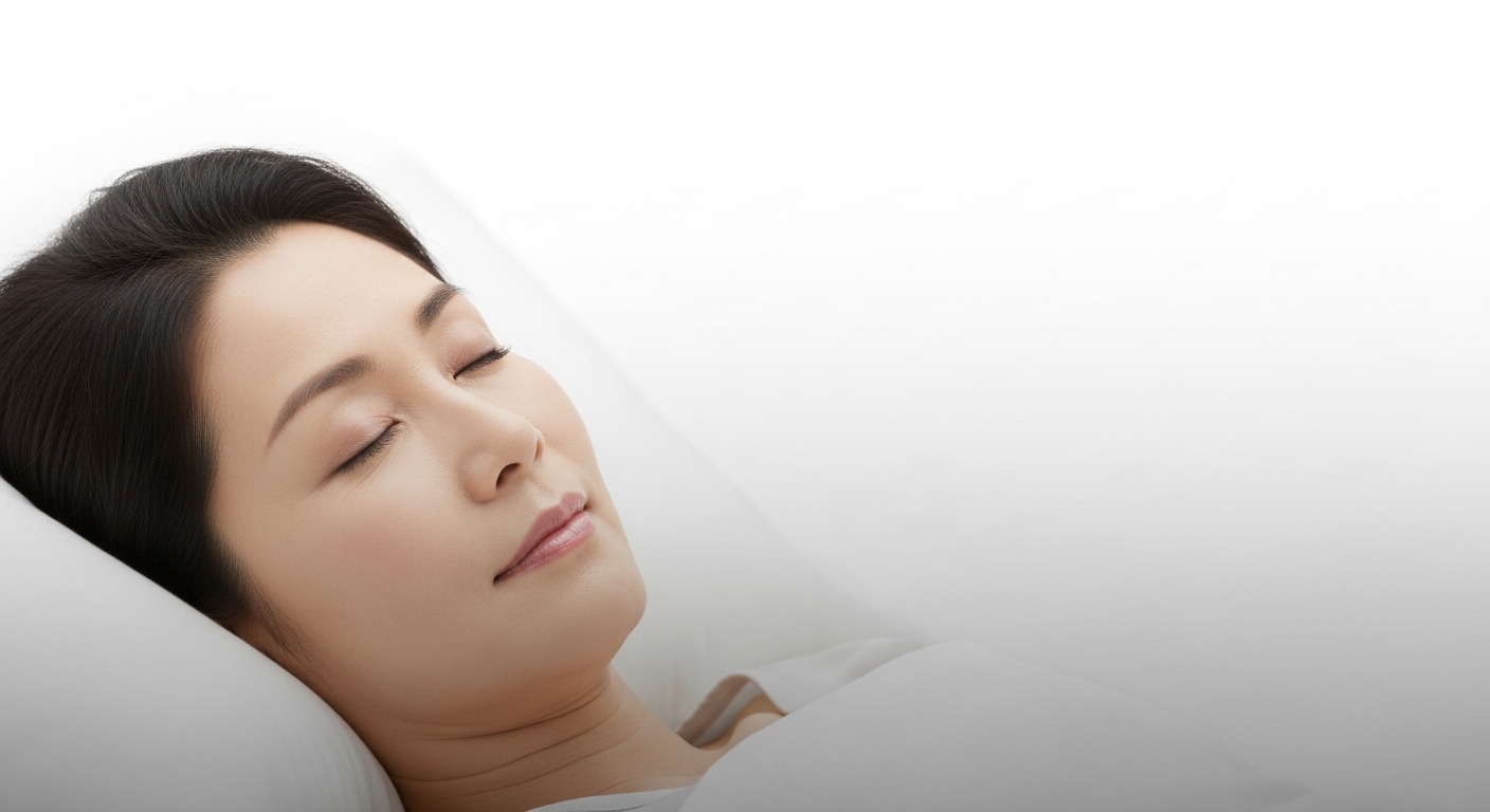 수술 부위를 보호하기 위해 투명 안대를 착용하고 정면을 보고 누워 자는 모습